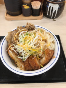 豚すき煮肉うどんチキンカツ。